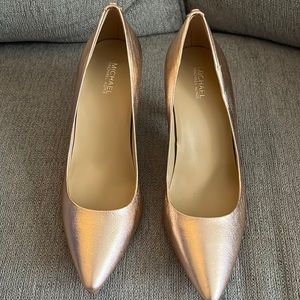 Michael Michael Kors rose gold leather pumps